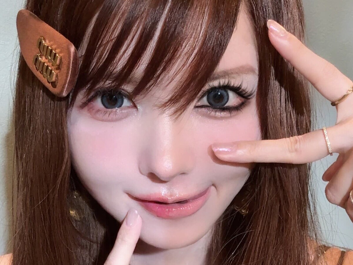 「脳みそバグる」益若つばさ、“半顔ギャルメイク”に「ちょっと怖い」「平成再現って感じですごい!」反響