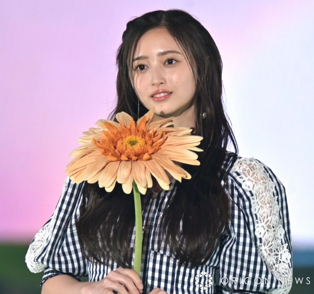 【ガルアワ】乃木坂46・井上和、気品あふれるスマイル満開 巨大ガーベラに負けぬ輝き放つ