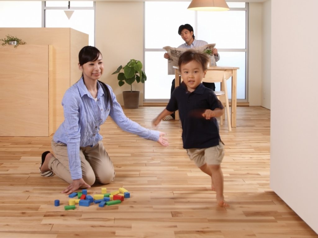 中でも外でもバタバタ! なぜ子どもは“走りたがる”? 走る子どもへの「NG行為」も 有識者が解説