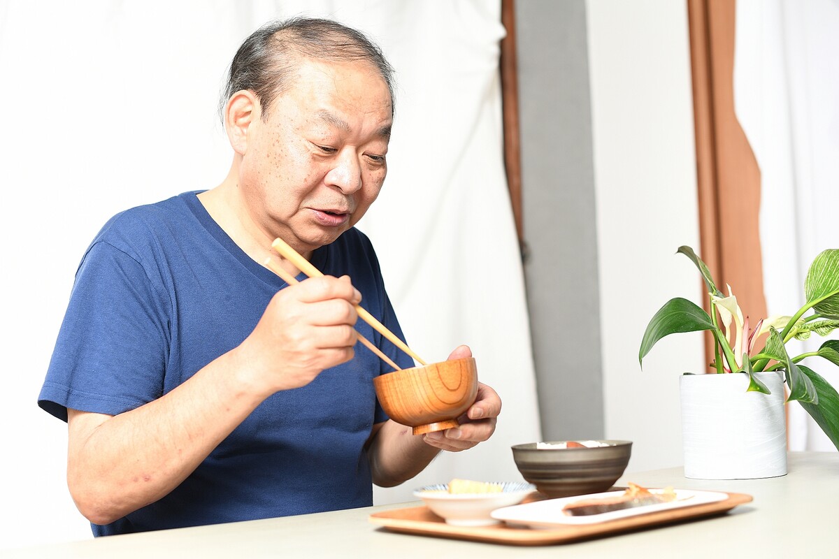 認知症に悪い食べ物はある?認知症の方と家族が気を付ける食事のこと