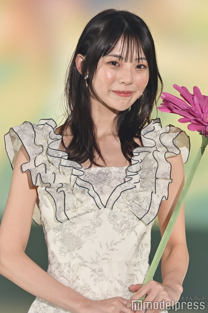 菊地姫奈、ほっそり二の腕際立つワンピ姿披露【GirlsAward 2025SS】
