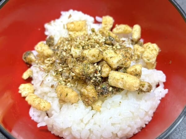 かっぱえびせんをふりかけに!?アレンジレシピを試してみた結果