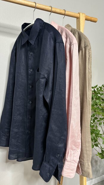 50代、思わず3色買いした「ユニクロのリネンシャツ」コーデ。おすすめはメンズの色味