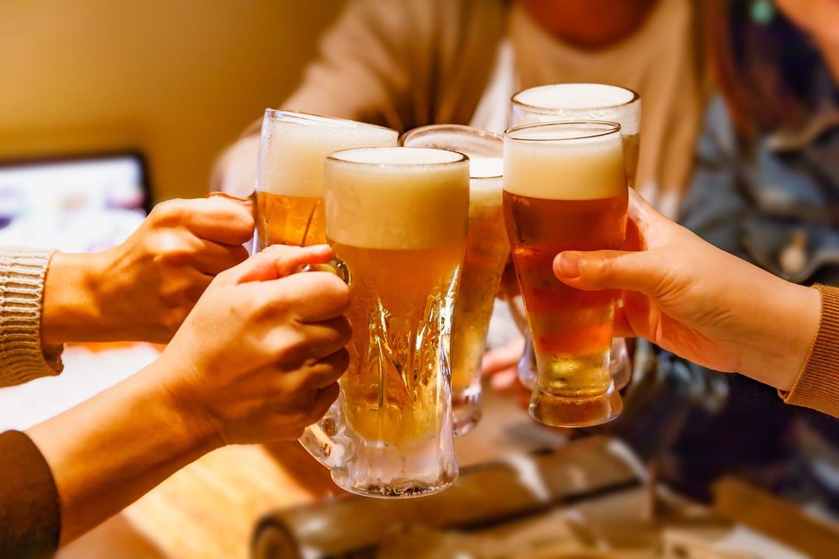 「とりあえずビール」は一流の飲み方ではない…肝臓専門医が勧める「二日酔いを回避する1杯目とおつまみ」