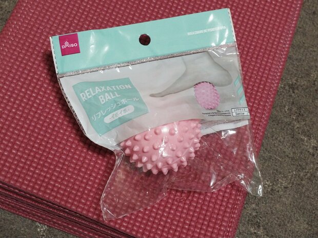 ダイソー・110円の「リフレッシュボール」が手放せない。疲れたときにコロコロするだけ