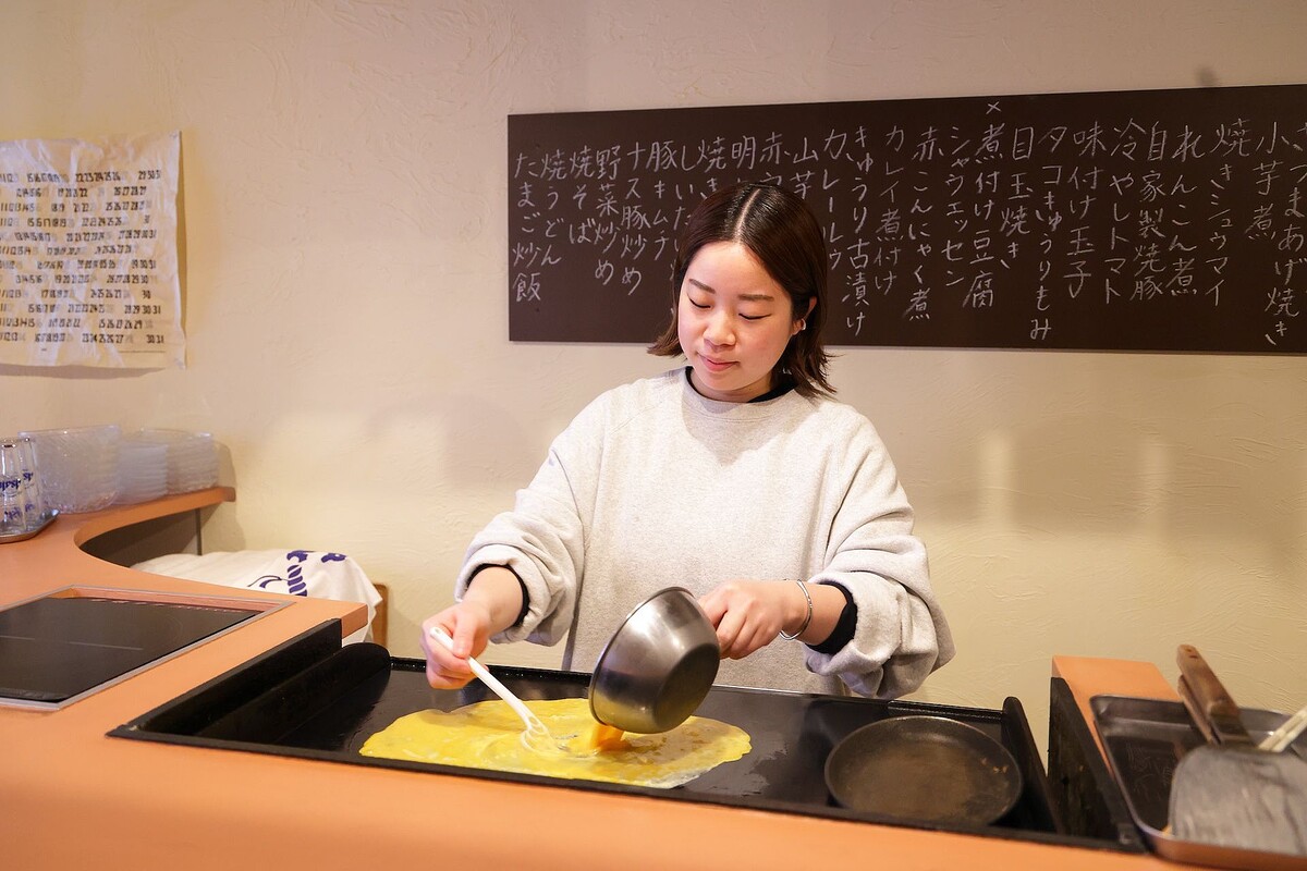 新しいのにどこか懐かしい…ふんわりだしまきがおいしい、京都の鉄板焼き酒場