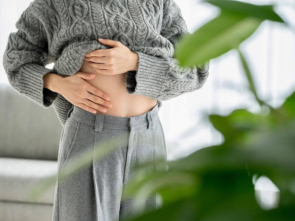 座ったまま、お腹をねじるだけ!“ながら”で【お腹のくびれづくりが叶う】簡単エクササイズ