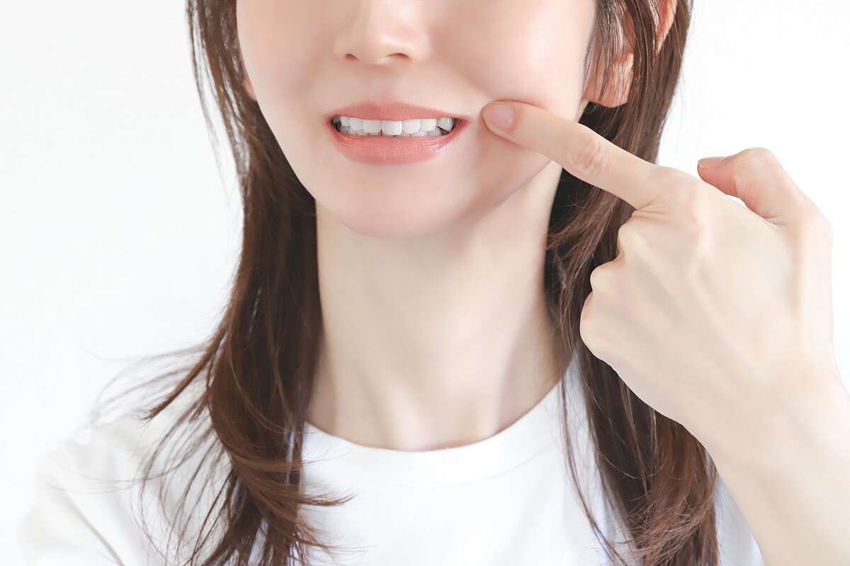 出っ歯は口臭の原因になる?口臭の確認方法や出っ歯の治療法を解説