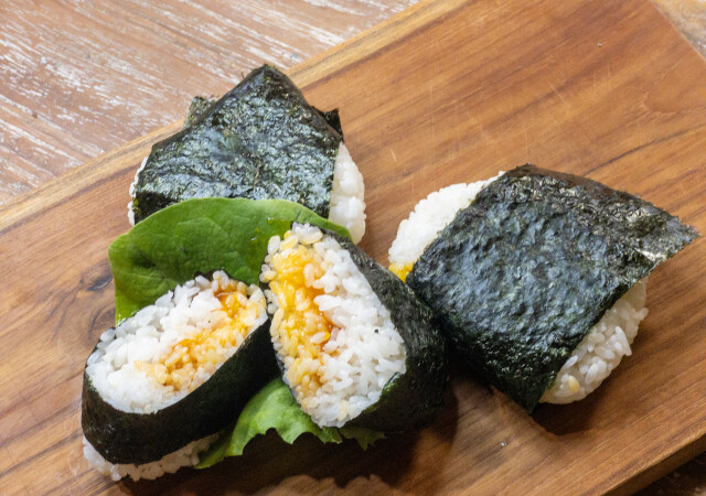 もうコンビニで買わなくていいじゃん♡SNSで話題！セブンの「たまご醤油おむすび」再現レシピ