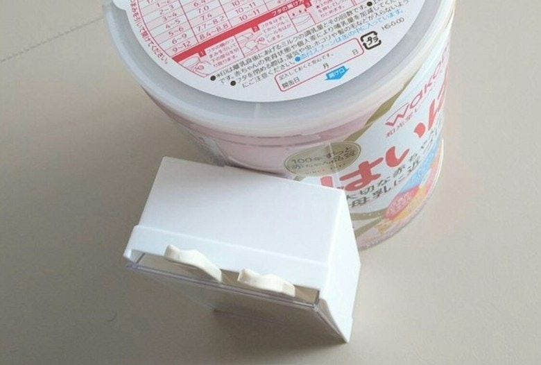 ダイソーで粉ミルク缶の相棒を発見!2千いいね「シンデレラフィットすぎ」「こういうの待ってた!」【ママリ】