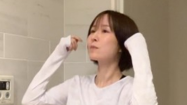 “奇跡のアラフォー”山川恵里佳、スレンダーなスパッツ姿で美トレーニング！