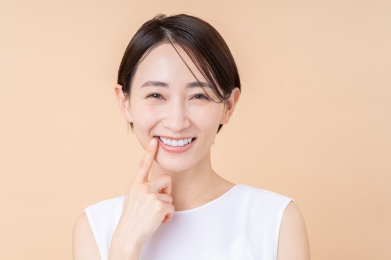 二重歯列の原因は？放置するリスクや治療法、費用相場を解説
