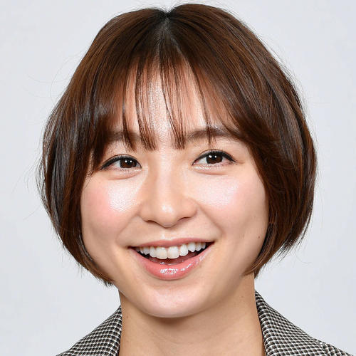篠田麻里子、デコルテあらわな大人めピンクコーデでパンケーキぺろり 「GWの一日」動画で公開
