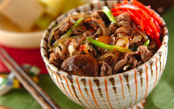 リピ確実!簡単に作れる【牛丼】の人気レシピ7選〜牛肉を柔らかジューシーに仕上げるコツも伝授