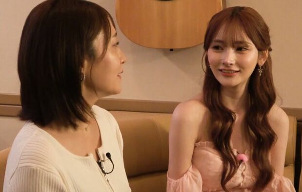 沖縄出身の超人気キャバ嬢「私の母です」美しすぎる母を紹介、地元でスナックを経営