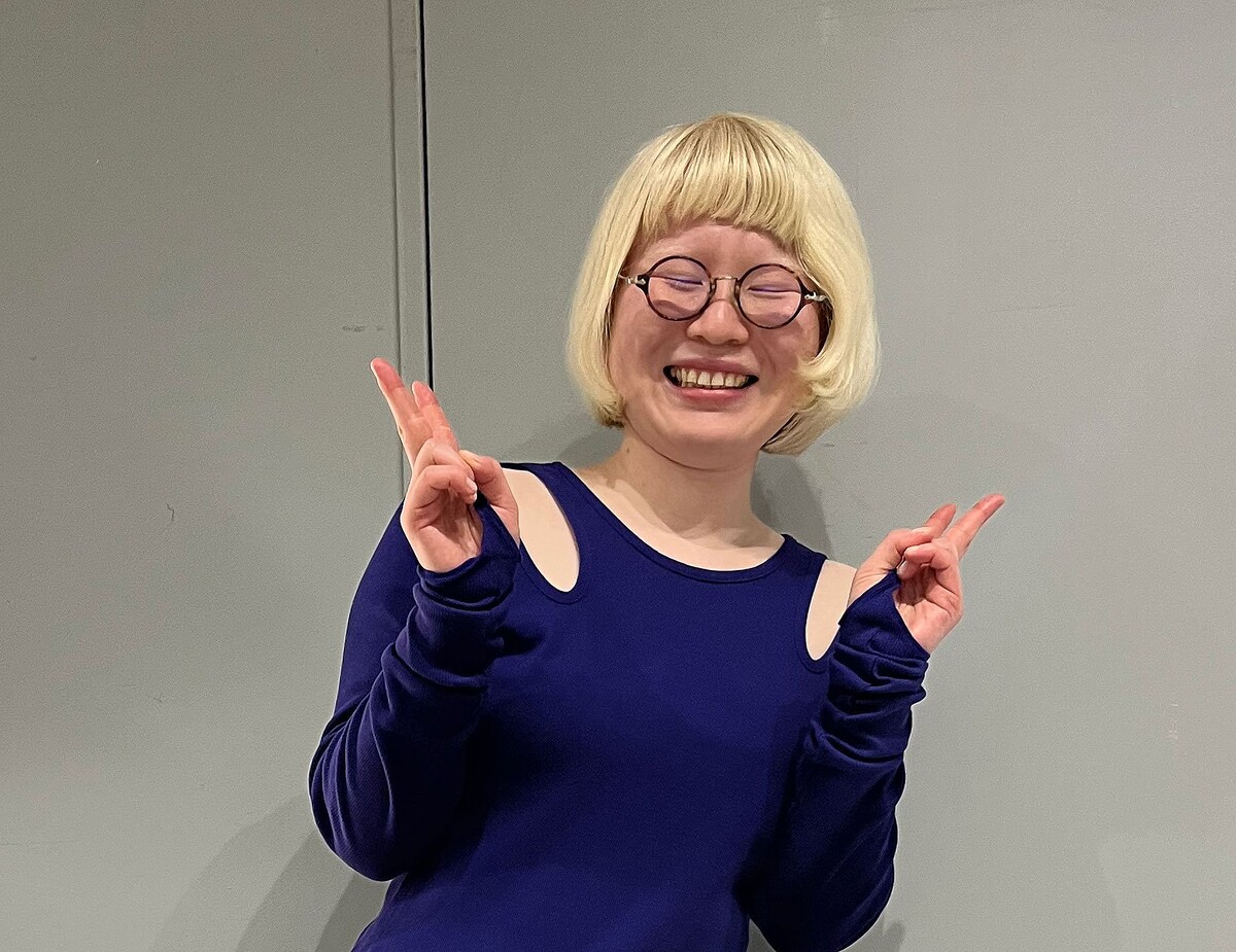 「どうしてそんな色?」回答に困って保健室に駆け込んだ 白い肌と髪のアルビノ女性「その訳を親に聞けなかった子ども時代」