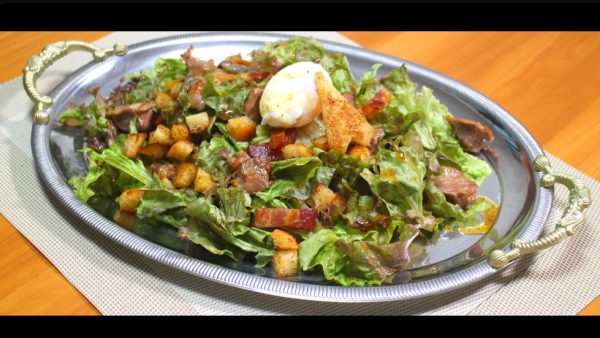 料理ガチ勢が作る“簡単なサラダ”がレベル高すぎ! 自家製ベーコンやパンを使った「リヨン風サラダ」のレシピを紹介
