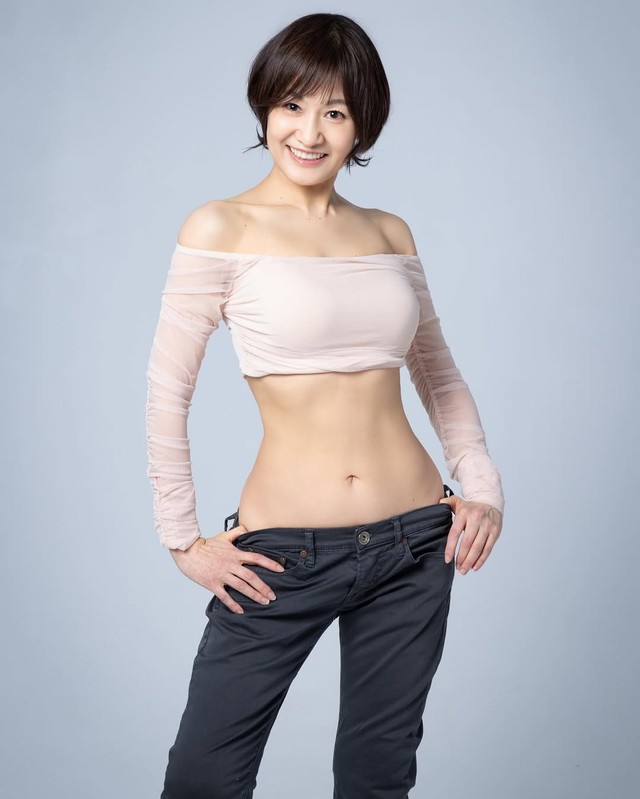「完璧なヴィーナスライン!」 62歳ボディーメイクトレーナーの美くびれがすごい 「年を重ねても綺麗な体」