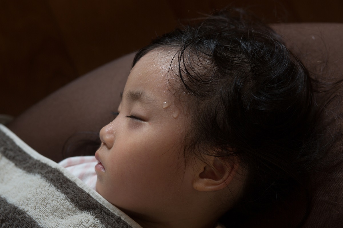 我が子が「けいれん」を…動揺の瞬間、まず取るべき行動とは<覚えておきたい熱性けいれんの対処法>