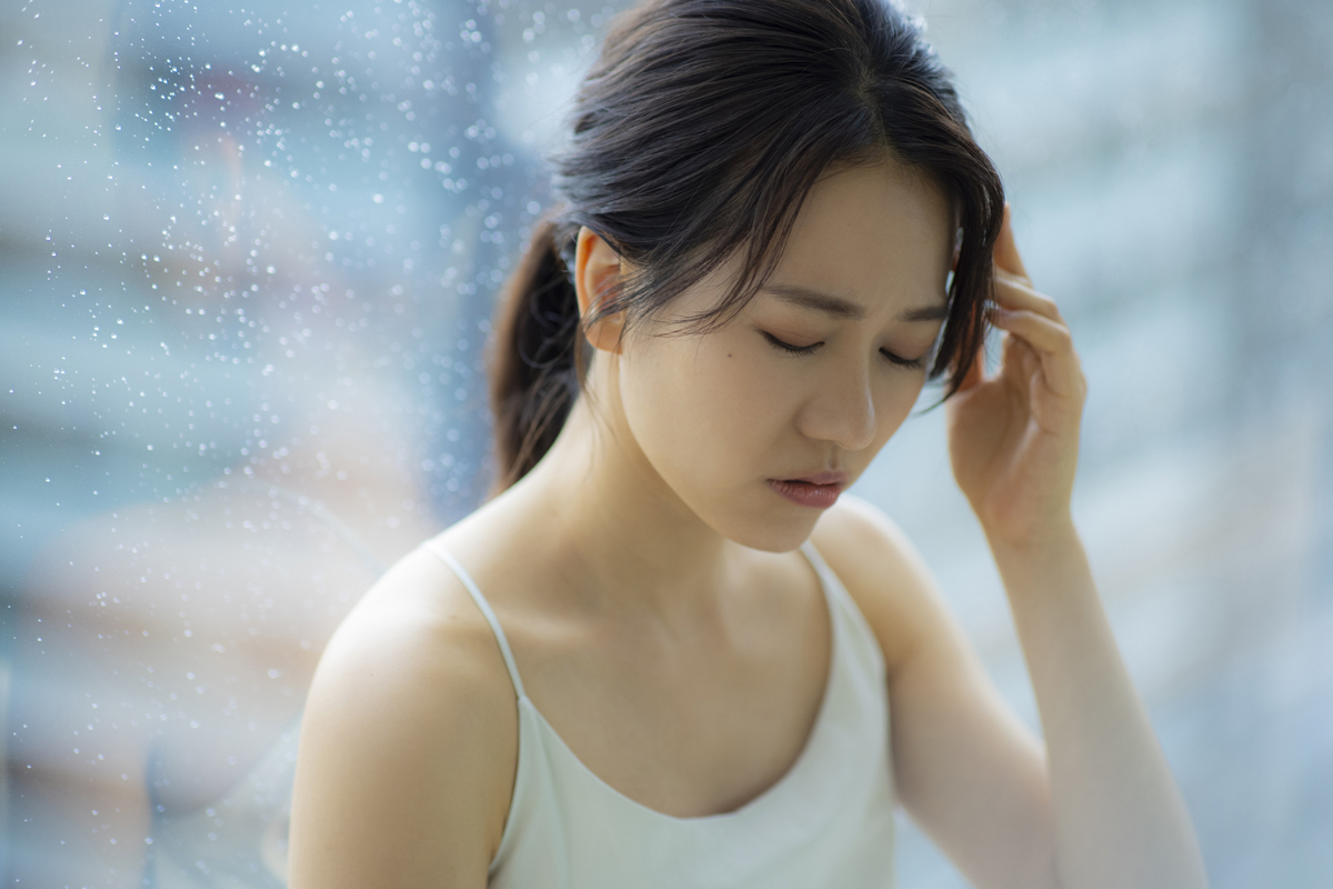 高湿度で発症しやすい「梅雨型熱中症」とは? 予防方法を医師に聞いた