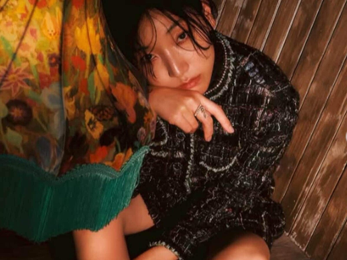安藤サクラ、美脚際立つモデルショットを公開! 個性的が光るコーデに多数の「いいね!」