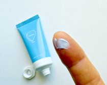 「これは顔の消しゴムだ!」メイクの失敗もお疲れ顔もリセット。絵の具みたいな“万能アイテム”がコスパ抜群で手放せない