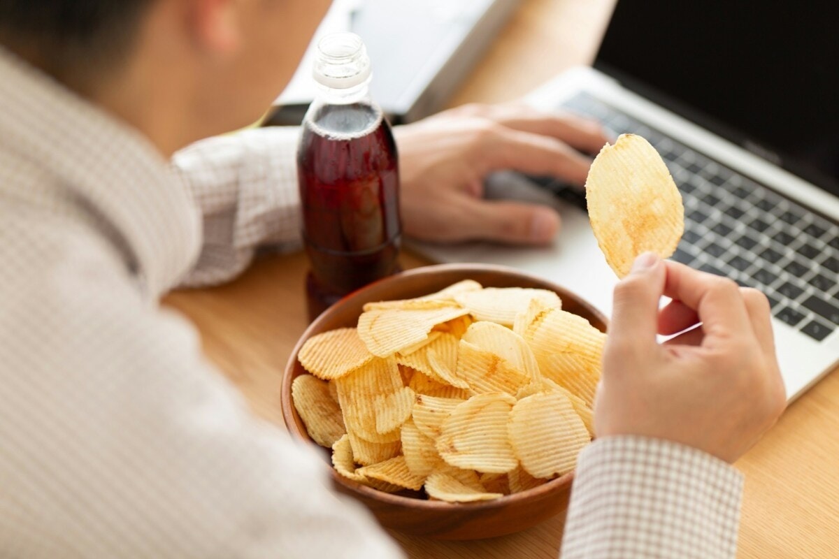 【親ならわかる】子どもがいないとダメ…リアルボイスに3600いいね「わかる」「1人の時は夕飯ポテチ」【ママリ】