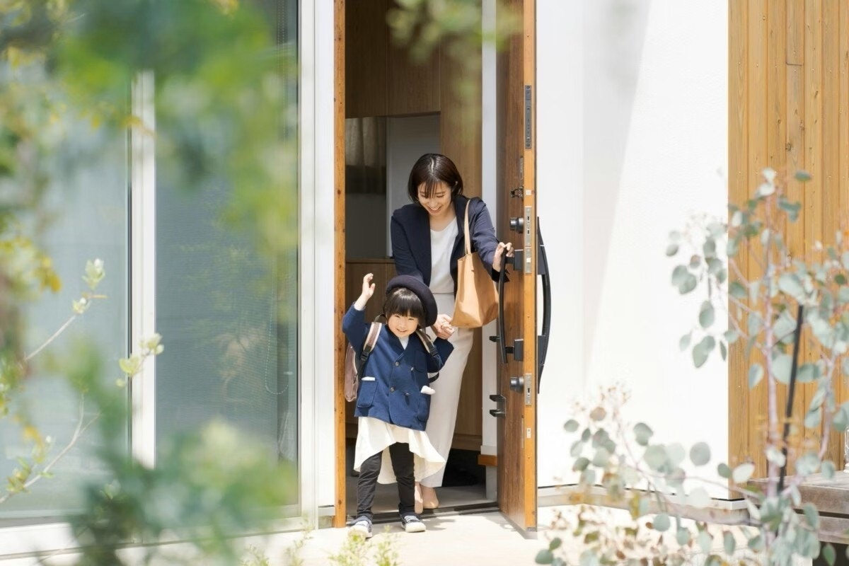 【衝撃の朝】バス15分前に寝坊!→普段グズる息子が“神指示”で母を救う「毎日寝坊したらいいのか」【ママリ】