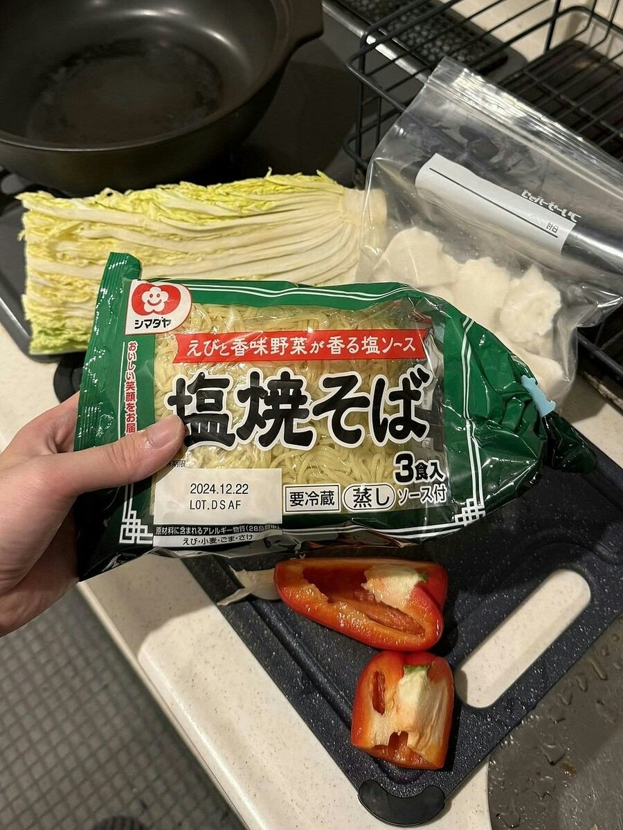 袋焼きそばの“新しい食べ方”が話題に!「もはや焼きそば超えた」に1.9万いいね「この発想は天才」「絶対試す」【ママリ】