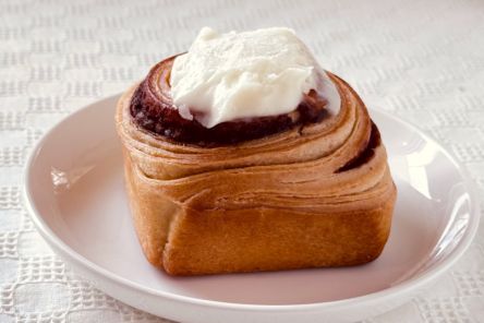 【カルディコーヒーファーム・実食レポ】冷凍庫にストックしたい!「オリジナル シナモンロール」& 簡単アレンジレシピ3選