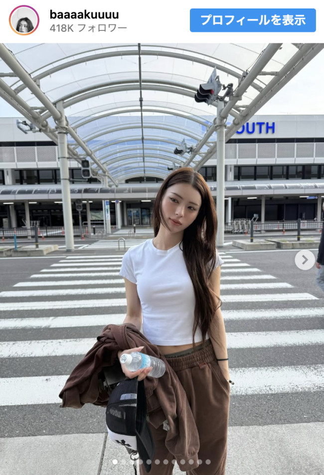 ジェンダーレスモデル・井手上漠、シンプルコーデでも輝く透明感 美脚際立つ全身ショットも