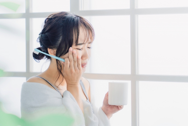 親知らずで耳が痛い!原因と自宅でできる対処法、歯科医院での治療法を解説