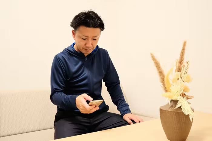 青山商事、長期化する夏に向けて「着るヒヤロン」とコラボし涼しさを追求したドライメッシュパーカーを発売