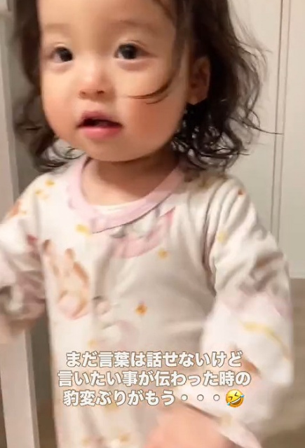 「喜んでる時の顔がたまらん」母親と意思疎通できた1歳女児の豹変ぶりがかわいすぎる