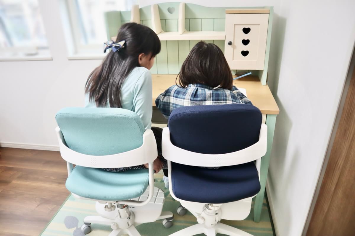 <試してみました>子どもの姿勢を長時間サポートする学習チェア。小学生・未就学児の実感は?
