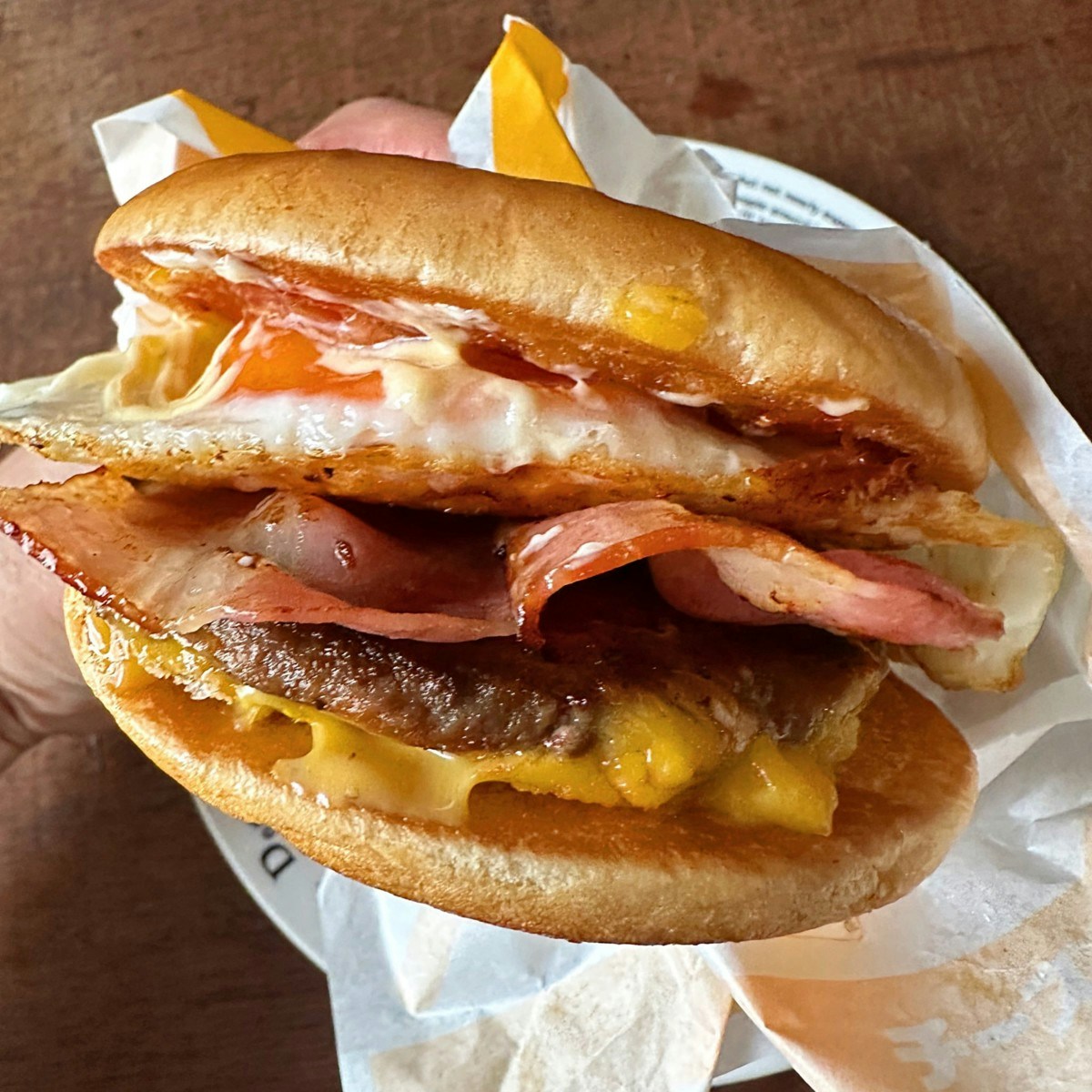 【衝撃ビフォーアフター】完全に冷めたマックのチーズバーガー「これズルい」リメイクテクに6000いいね【ママリ】