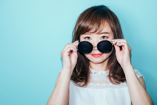 ネットで散見される「レンズ色の濃いサングラスは目に悪い」←噂は本当? 専門家「問題ない」と断言