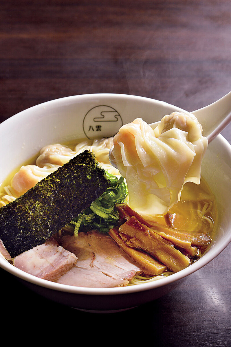 自称スープ屋の「特製ワンタン麺」が圧巻だった 白と黒の「だし」の違いにも注目!