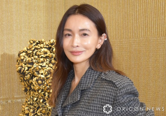 46歳・長谷川京子、大胆ミニで“美脚あらわ” 洗練モードコーデに視線集中「綺麗過ぎ」「NICE美脚」