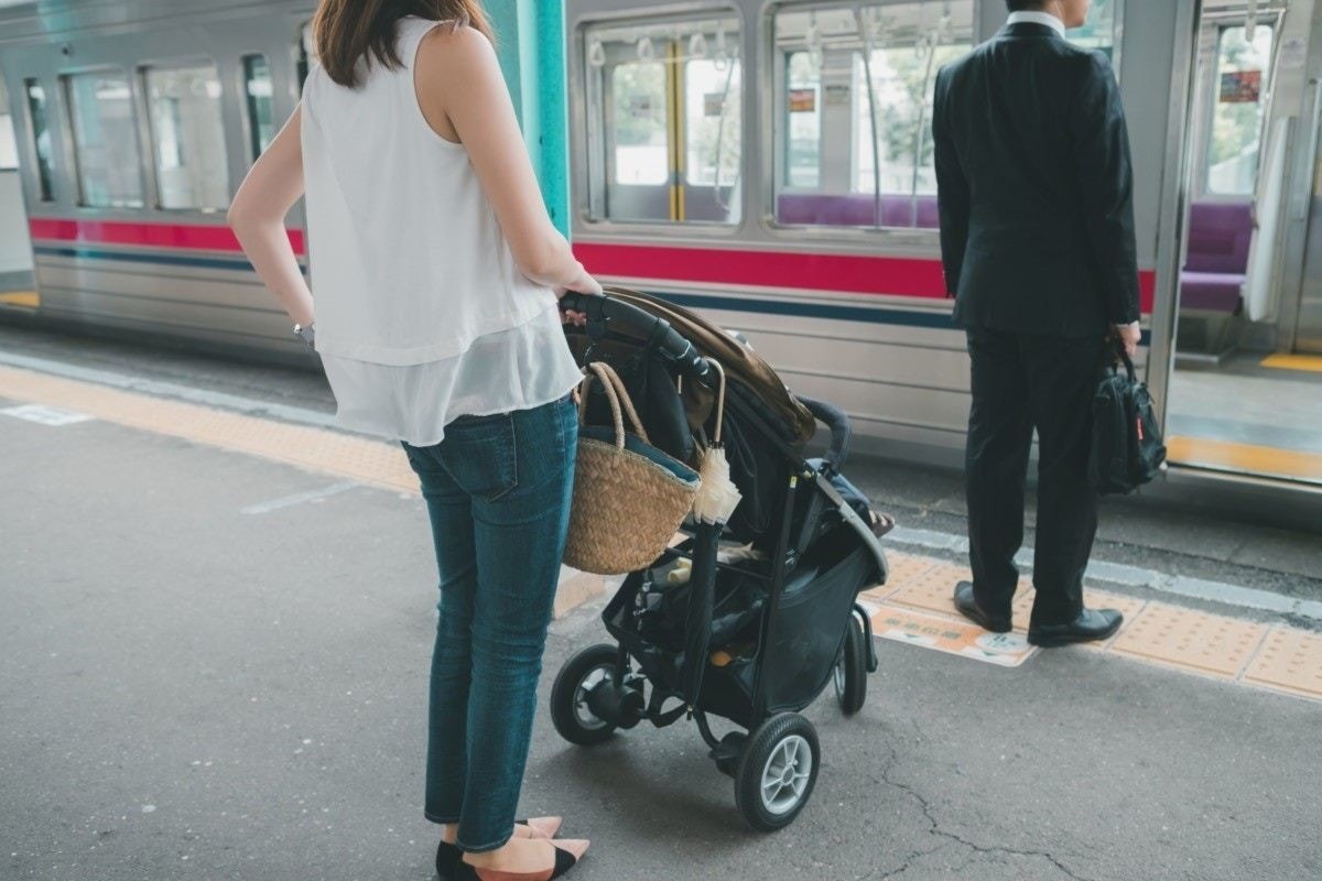 電車で遭遇【寝た子ども2人抱える母】⇒「怪しい私」が手伝った話に4万いいね「うれしい」「救われる」【ママリ】