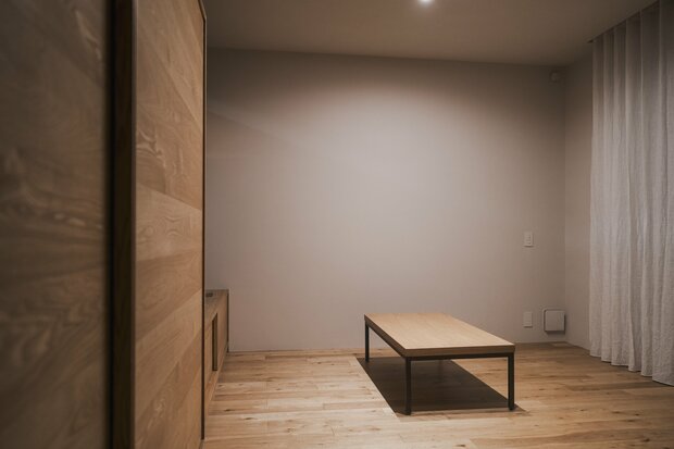 「大型ソファ」を手放したビフォーアフター。部屋が広々快適、掃除の手間も激減