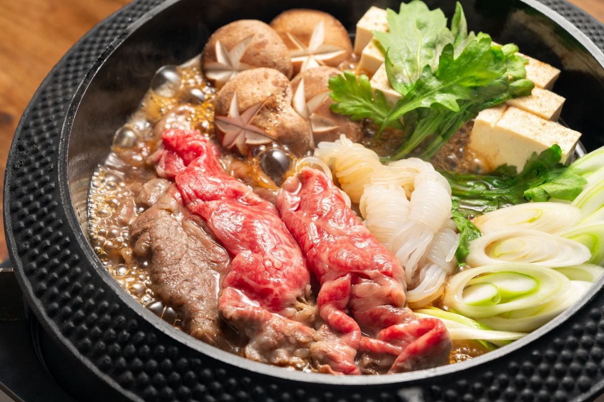 関西人「えっ、使ったことない」→関東のすき焼きではマストなのに、関西のすき焼きでは使わないモノって?