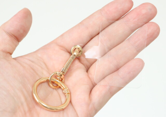 セリアのスマホグッズを鞄につけると?「この使い方が正解では?」「金具だけも売ってほしい!」