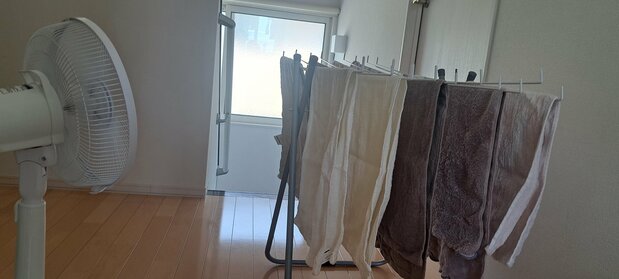 部屋干しでも洗濯物が早く乾くアイデア3つ。生乾きのにおいは扇風機で予防