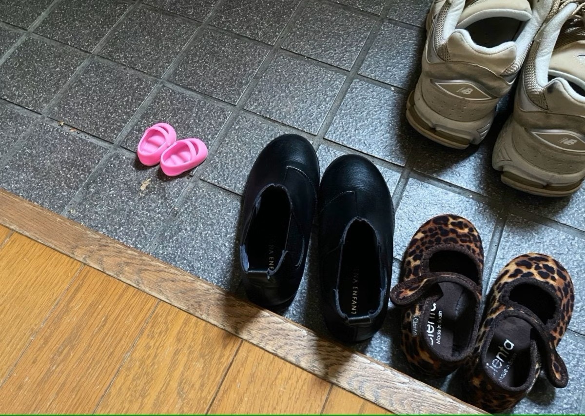 「夫、次女、長女…」玄関に並んだ“小さすぎる靴”、持ち主に12万いいね「かわいい」「オモロイ」【ママリ】