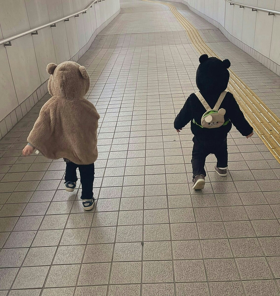 「いつか2人とも手を離れる日がくる」双子ママの想いに3万いいね「今が一番の宝物」「幸せってこういうこと」【ママリ】