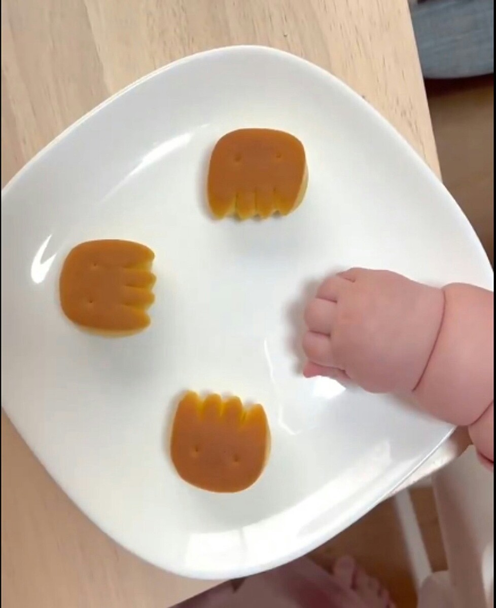「うちのお野菜パン」かわいすぎて悶絶する人続出!【5千いいね】「愛おしいパン」「めちゃ癒やされた」【ママリ】