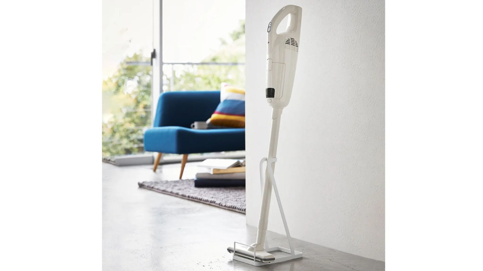 おしゃれ部屋にフィット。山崎実業の掃除機スタンドが、今なら44%オフだぞ