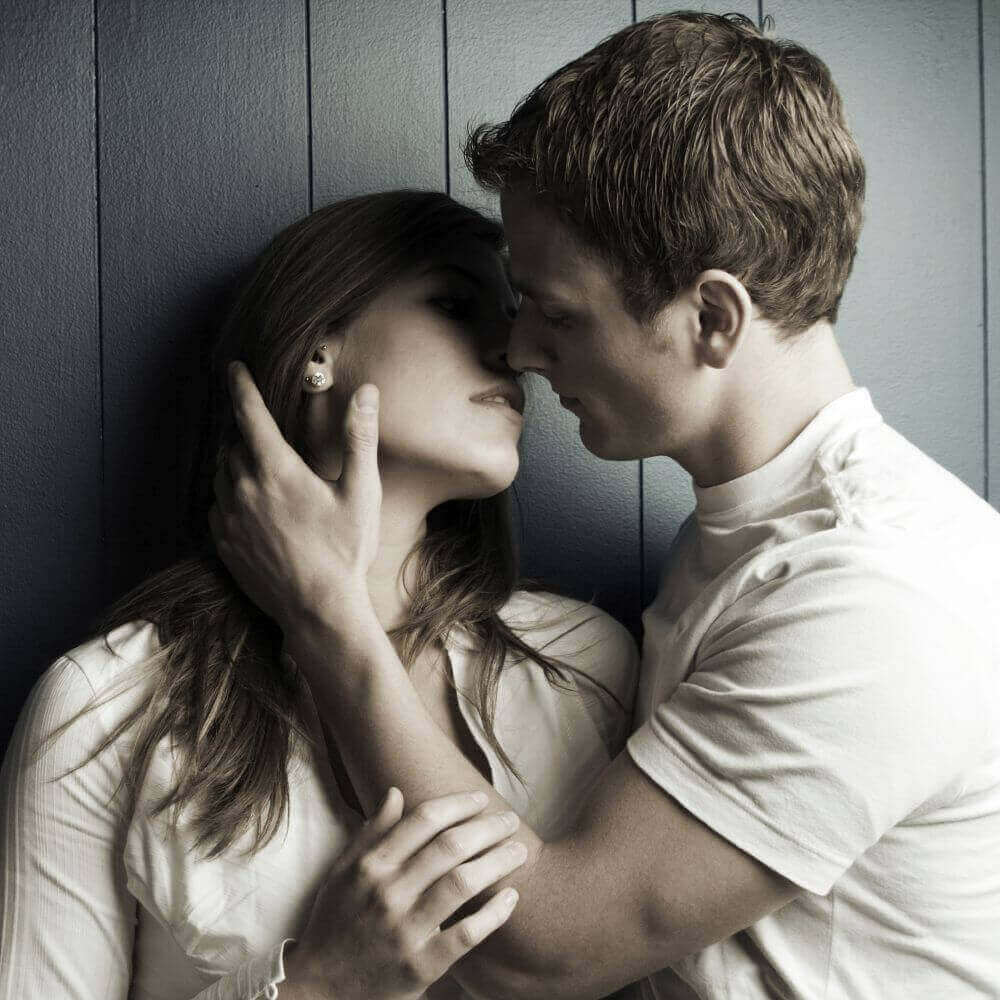 エレベーターでキス?!「さすがモテ男」と思われる自然なキスの流れ9つ