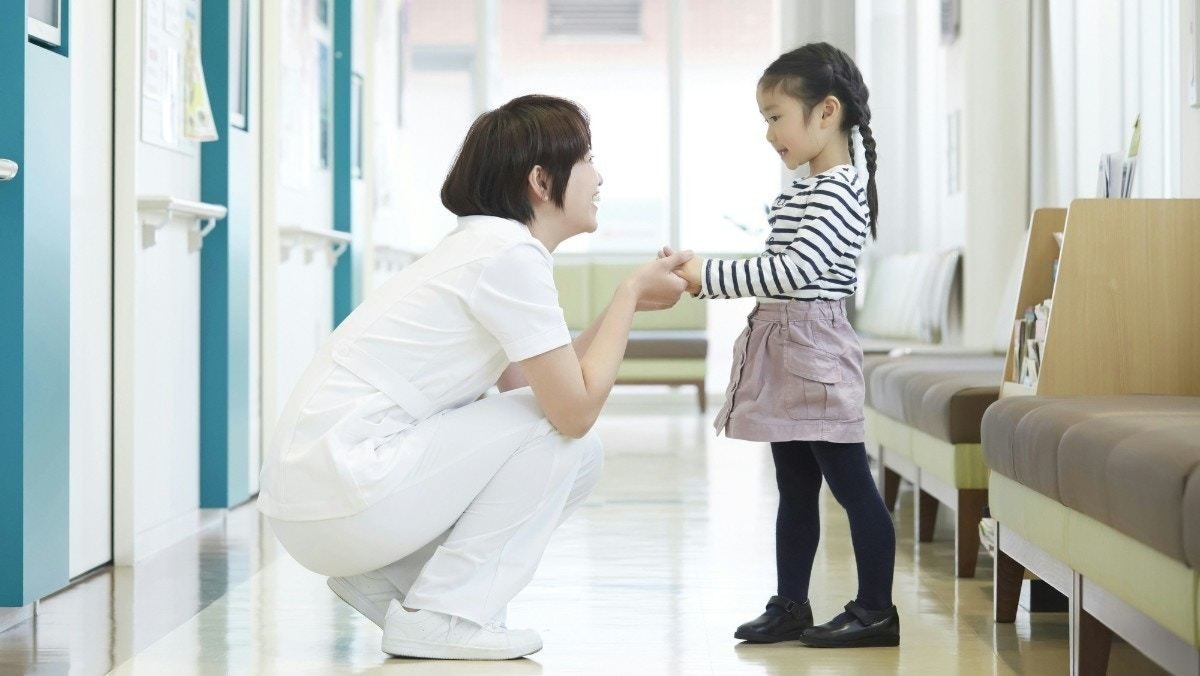 涙目なのに「平気だし…」病院で見栄を張る5歳児に1.1万いいね「小さな戦士」「よくがんばったね」【ママリ】